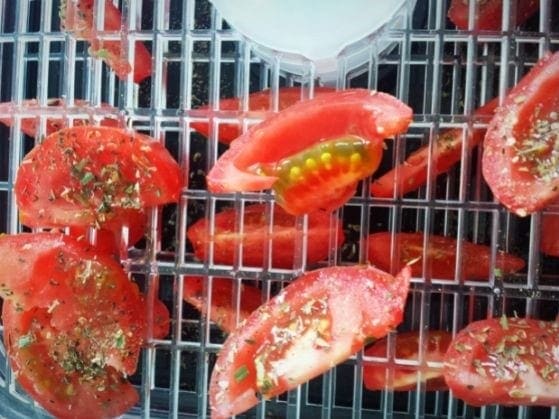 preparare i pomodori per la disidratazione