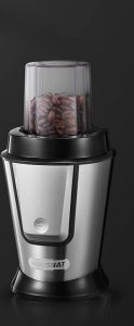 Moagem de grãos de café com um misturador