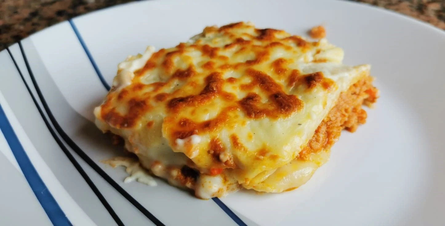 plato de lasaña de carne