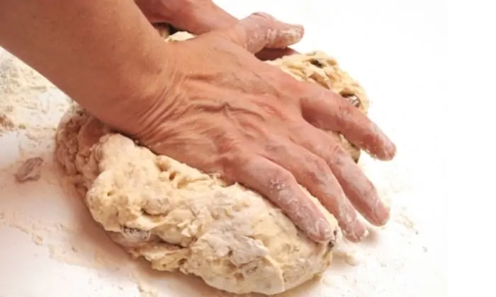 amasando masa de pan