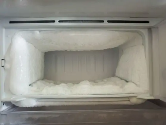 congelador con mucho hielo